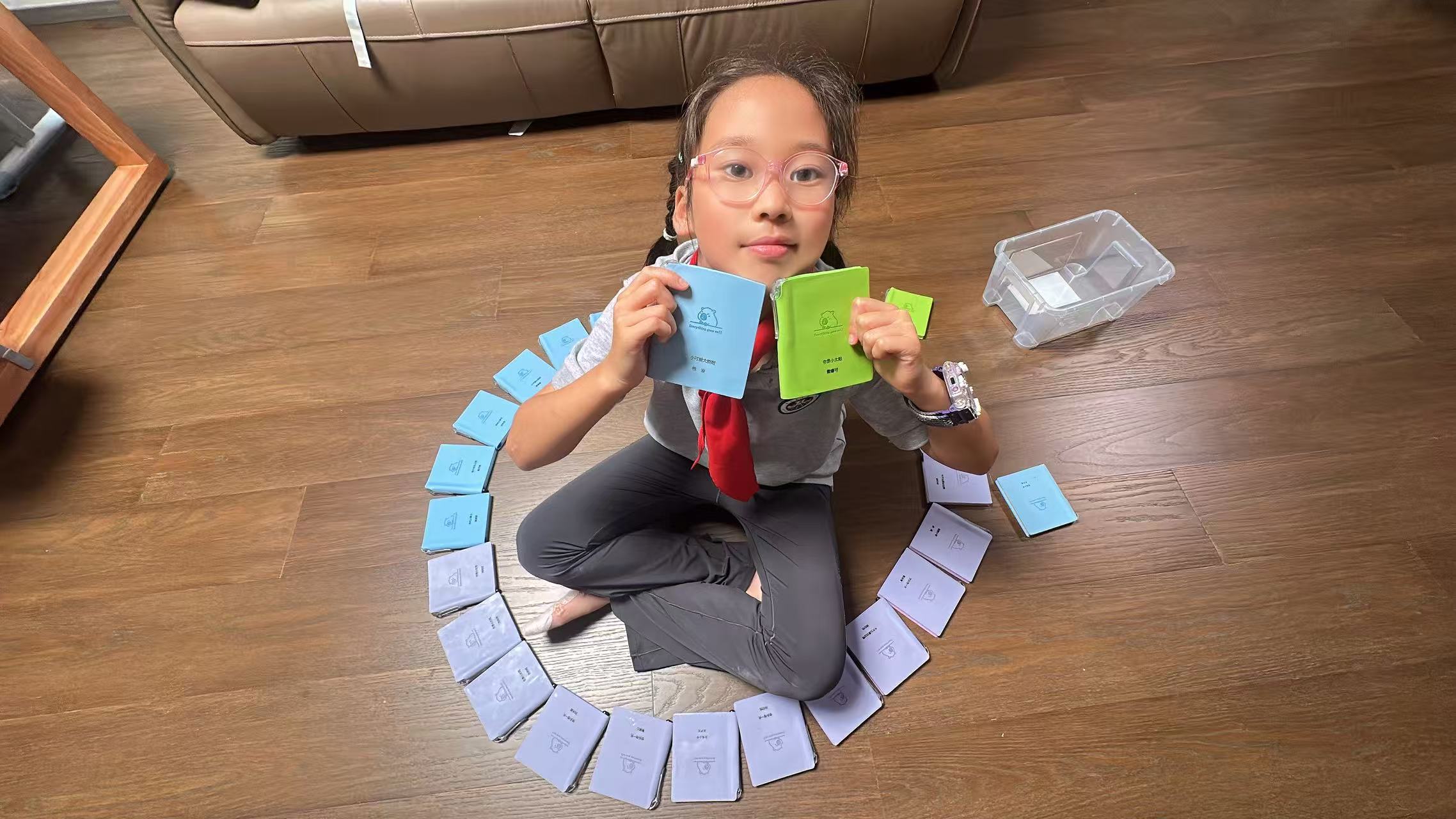 郭珂影坐在一圈雕好的小本子中